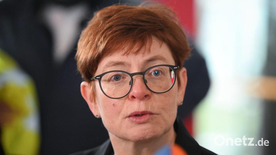 „Offenbar verstehen die Arbeitgeber immer noch nicht, dass es auf Dauer keine funktionierende ÖPNV-Daseinsvorsorge mehr geben kann, wenn wir jetzt nicht entscheidend die Arbeitsbedingungen verbessern“, sagt die stellvertretende Verdi-Vorsitzende Christine Behle zum erneuten Warnstreikaufruf. (Archivbild) Bild: Soeren Stache/dpa