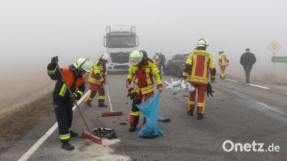 Am Donnerstag kam es auf der B22 bei Erbendorf zu einem Unfall zwischen einem Kleinbus und einem VW Golf. Bild: Roland Wellenhoefer