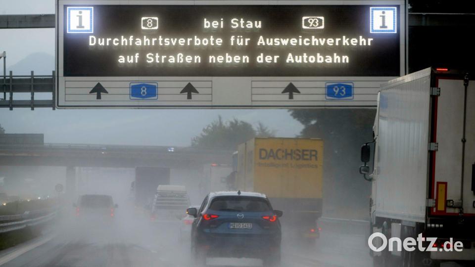 Mehrere Landratsämter haben Abfahrts- und Durchfahrtsverbote bei Stau auf der Autobahn erlassen. (Archivbild) Bild: Peter Kneffel/dpa