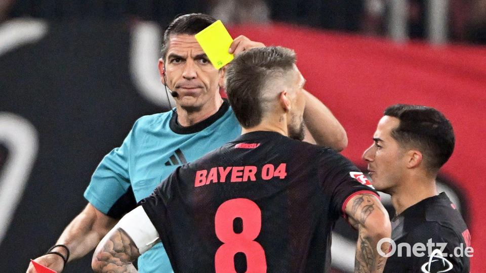 Auch Gelbe Karten kommen künftig unter bestimmten Bedingungen auf den Prüfstand. (Archivbild) Bild: Federico Gambarini/dpa