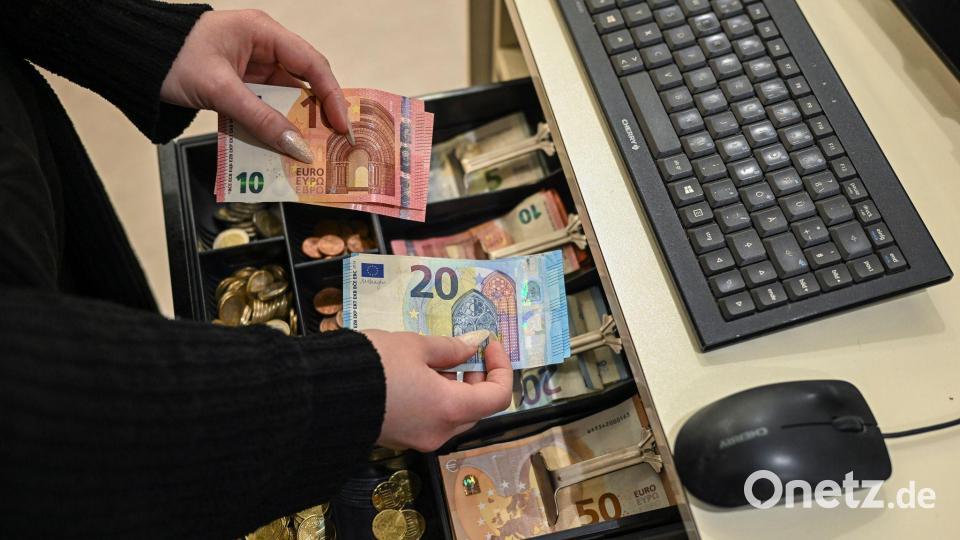 In Deutschland ist der Anteil derjenigen, die besonders häufig bar zahlen, gegen den europaweiten Trend gestiegen. (Symbolbild) Bild: Jens Kalaene/dpa