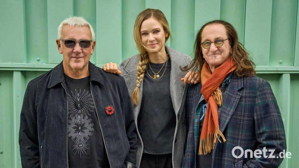 Die deutsche Schlagzeugerin Anika Nilles (Mitte) trommelt für Rush. Bild: Richard Sibbald/Rush/dpa