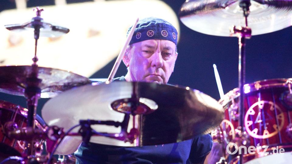 Der 2020 gestorbene Neil Peart gilt als Schlagzeuger-Legende. Anika Nilles, die auf der kommenden Tour für Rush am Schlagzeug sitzt, will ihre Aufgabe „mit Respekt und viel Feingefühl“ angehen. (Archivbild) Bild: picture alliance / dpa