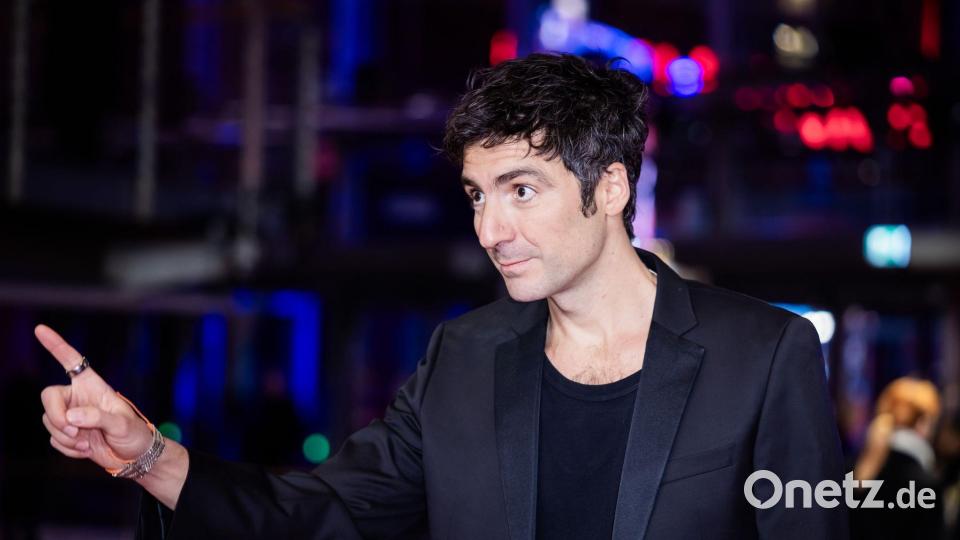 Ilker Çatak gewann für „Gelbe Briefe“ den Hauptpreis der Berlinale - hier zu sehen kurz vor der Preisverleihung. Bild: Christoph Soeder/dpa