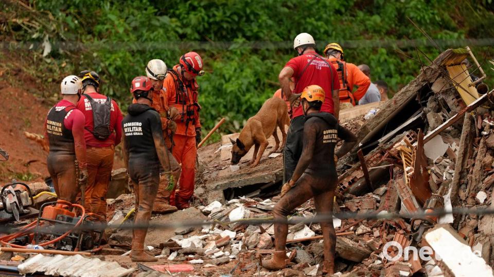 Die Bergungsarbeiten mussten aufgrund anhaltender Regenfälle zeitweise unterbrochen werden. Bild: Silvia Izquierdo/AP/dpa