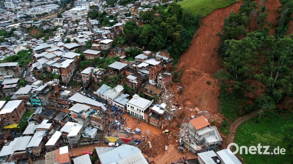 Mehrere Häuser sind bei den Überschwemmungen eingestürzt. Bild: Silvia Izquierdo/AP/dpa