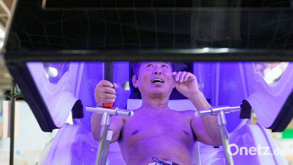 Vollautomatische Waschmaschine für Menschen Bild: Eugene Hoshiko/AP/dpa