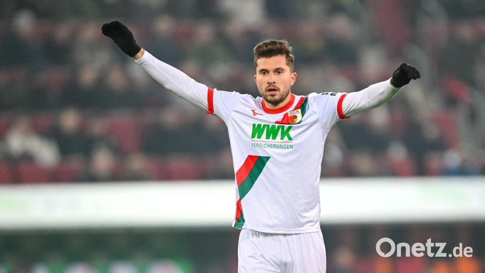 Elvis Rexhbecaj will mit dem FCA weiter jubeln. (Archivbild) Bild: Harry Langer/dpa