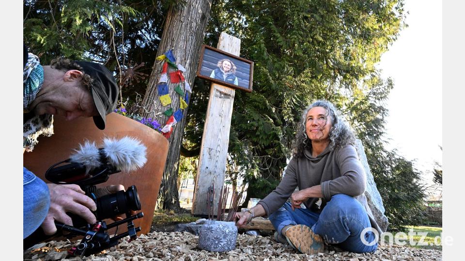 Laura Dahlmeiers Mutter an der Gedenkstätte in dem Park, der jetzt Laura Dahlmeier Park heißt. Bild: Felix Hörhager/dpa