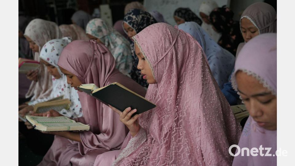 Ramadan - Lesen im Koran Bild: Tatan Syuflana/AP/dpa