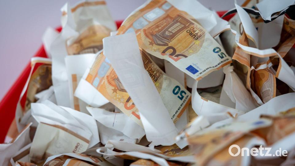 Beim Anfassen von Blüten merkt man den Unterschied zu echten Banknoten. (Archivbild) Bild: Daniel Karmann/dpa