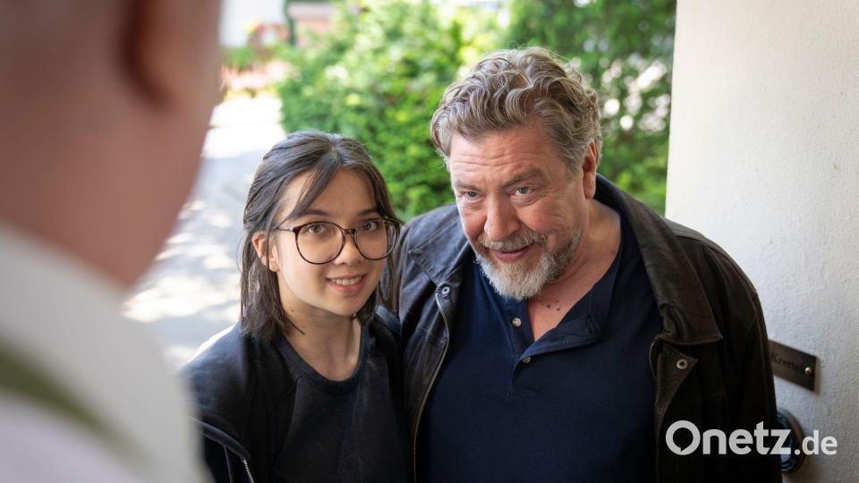 Günther Kuballa und Ta stehen vor Wolfgang Kretteks Tür. Gut 15 Jahre nach ihrer ersten Ruhrgebietskomödie sind Armin Rohde und Ludger Pistor wieder da. Bild: Thomas Kost/ARD(WDR/Bavaria Fiction/dpa