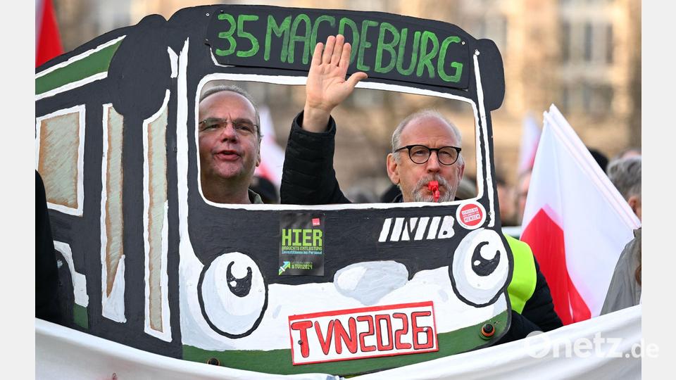 Papp-Bus - Warnstreik im Nahverkehr Bild: Elisa Schu/dpa