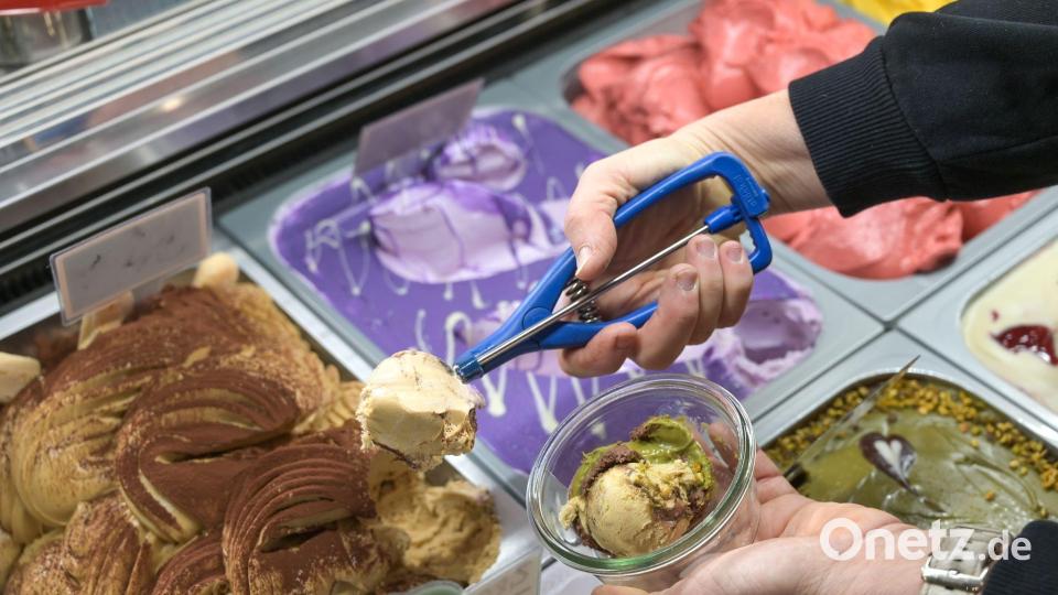 Im Sommer sind Sorbets und Fruchteissorten sehr beliebt. (Archibild) Bild: Heiko Rebsch/dpa