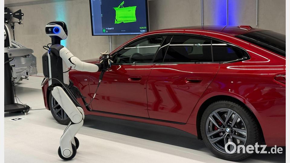 Ein Roboter wie ihn BMW in Leipzig einsetzt. Bild: Christof Rührmair/dpa