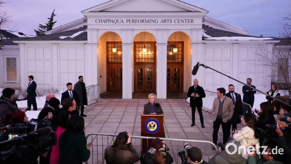 Sie habe Epstein nie getroffen - sagt die ehemalige Außenministerin Hillary Clinton nach ihrer Befragung vor Journalisten. Bild: Yuki Iwamura/AP/dpa