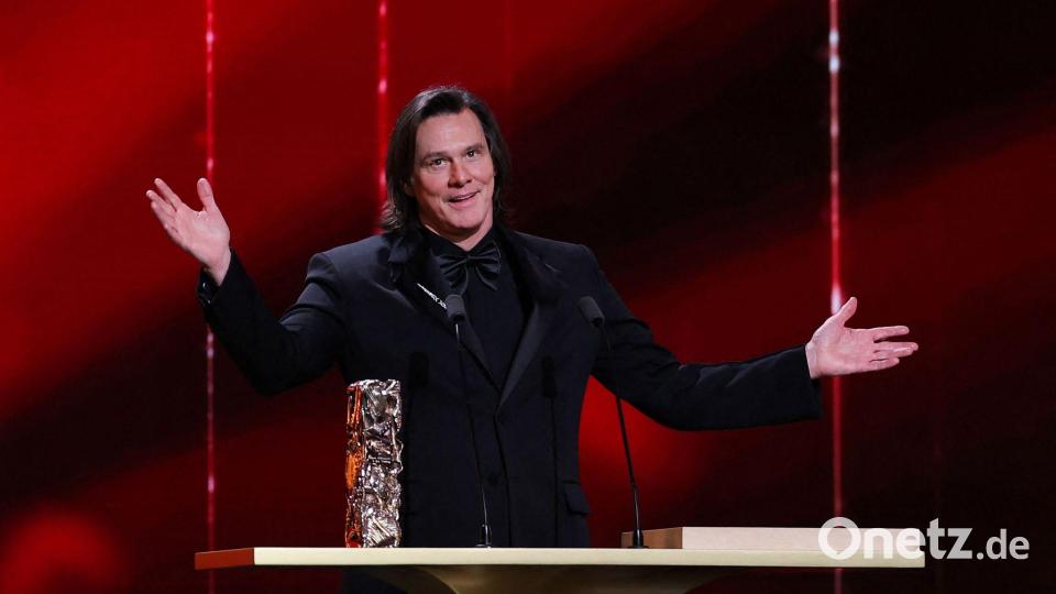 Bei minutenlangen Ovationen bedankte sich Jim Carrey auf Französisch für die Ehrentrophäe. Bild: Thomas Samson/AFP/dpa