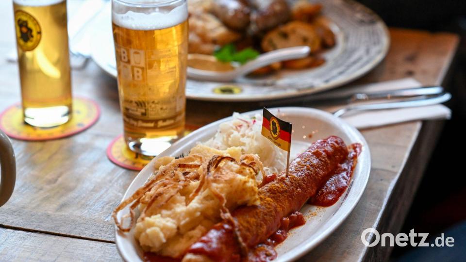 Die Gäste merken wenig von der Mehrwertsteuerabsenkung in der Gastronomie. Bild: Jens Kalaene/dpa