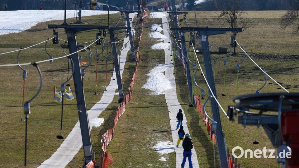 Letzte Schwünge auf Hessens Skipisten Bild: Swen Pförtner/dpa