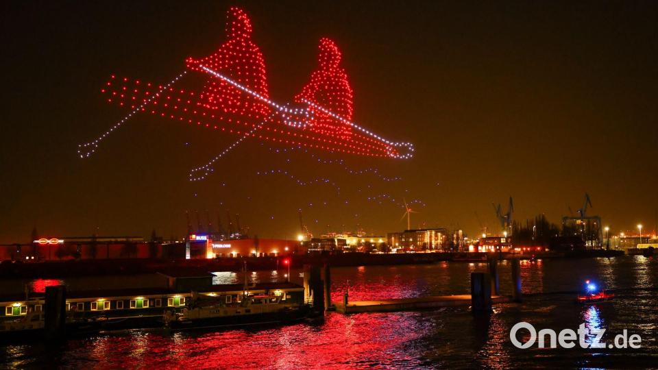 Drohnen bilden ein Ruderboot über der Elbe an den Landungsbrücken während einer Show zum Start der Hamburger Olympia-Kampagne des Senats. Bild: Christian Charisius/dpa