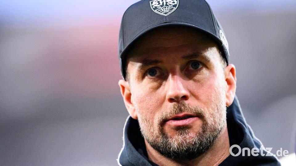 VfB-Trainer Sebastian Hoeneß muss seine Stuttgarter auf die Duelle mit Porto vorbereiten. Bild: Tom Weller/dpa