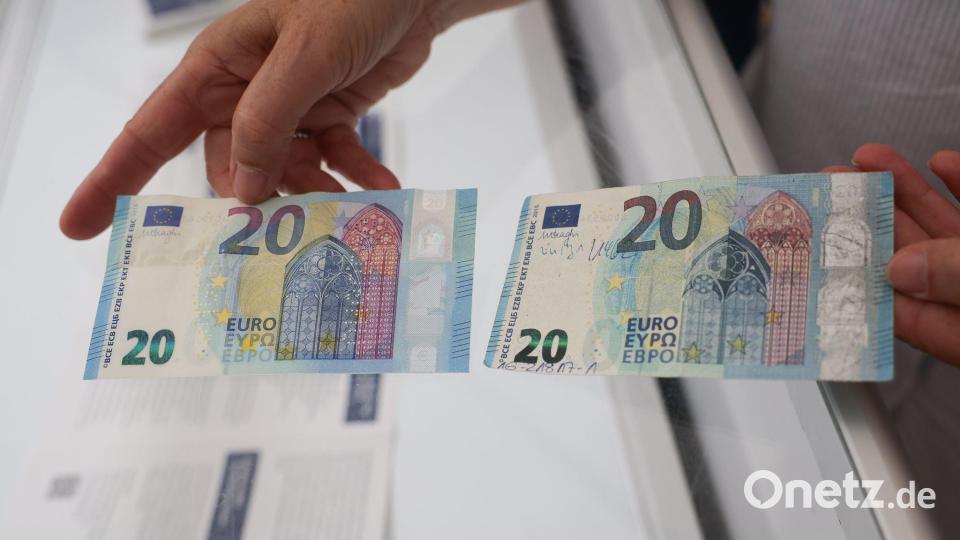 Wer genau hinschaut, kann leicht einen echten von einem gefälschten Schein unterscheiden. (Archivbild) Bild: Christian Charisius/dpa