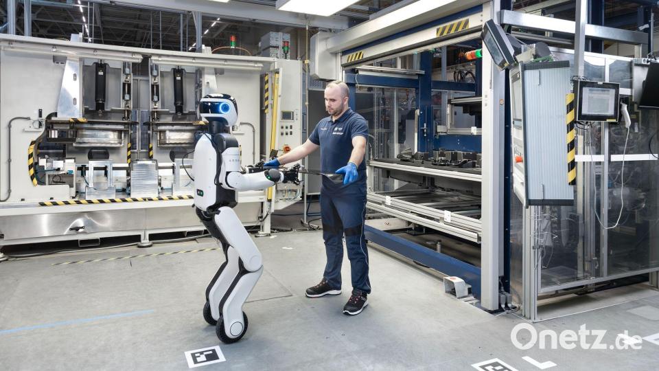 In Leipzig setzt BMW testweise humanoide Roboter in der Produktion ein. (Handout) Bild: Ken Achluchtmann/BMW/dpa