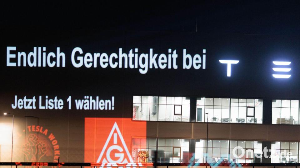 Die IG Metall Berlin-Brandenburg-Sachsen setzt sich für einen Tariflohn bei Tesla in Grünheide ein, den die Werksleitung ablehnt. Bild: Carsten Koall/dpa