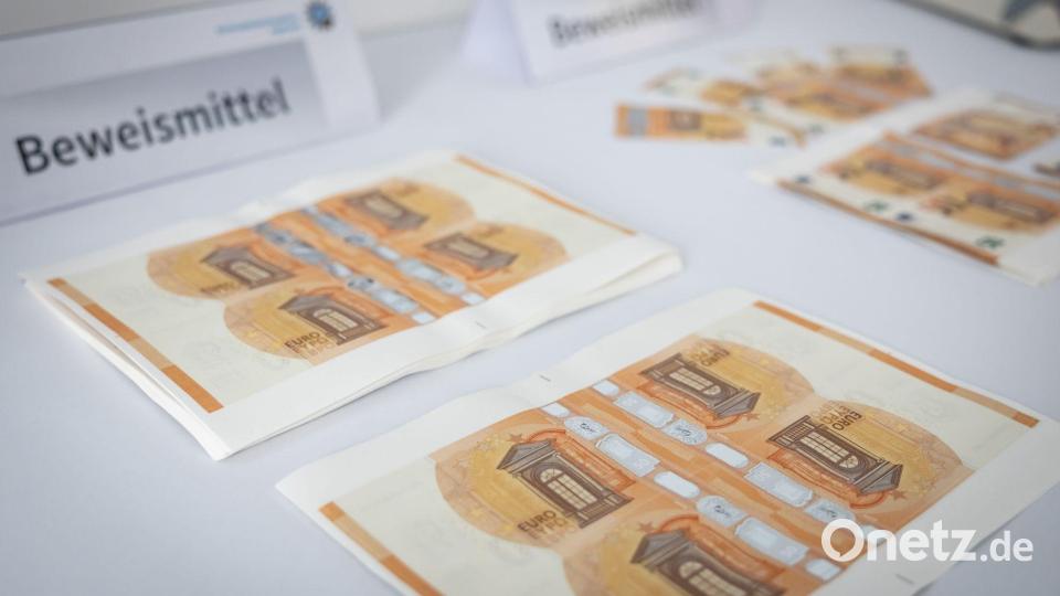 Der 50-Euro-Schein wird am häufigsten gefälscht: 33.956 Stück zählte die Bundesbank in Deutschland im Jahr 2025. Das war fast die Hälfte aller Euro-Blüten hierzulande. (Archivbild) Bild: Daniel Karmann/dpa