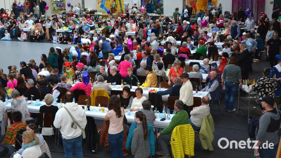 Auf das Publikum in der Mehrzweckhalle wartet beim Seniorenfasching ein buntes Programm. Archivbild: jr
