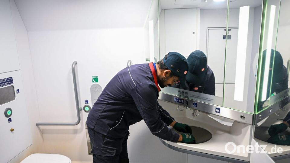Mit mobilen Reparaturteams will die Deutsche Bahn für mehr funktionierende Toiletten im Fernverkehr sorgen. Bild: Jens Kalaene/dpa