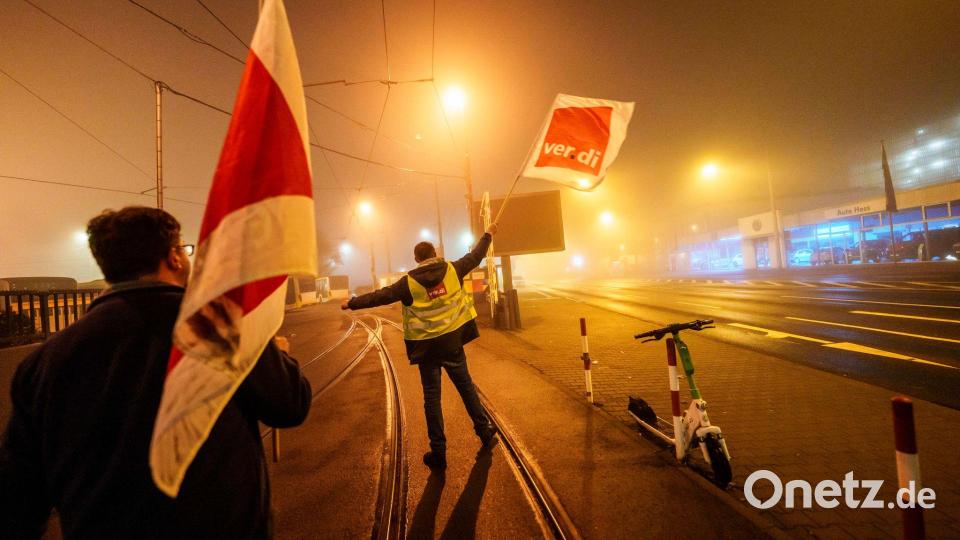 Fahnenschwenken zum Warnstreik im Nahverkehr Bild: Andreas Arnold/dpa