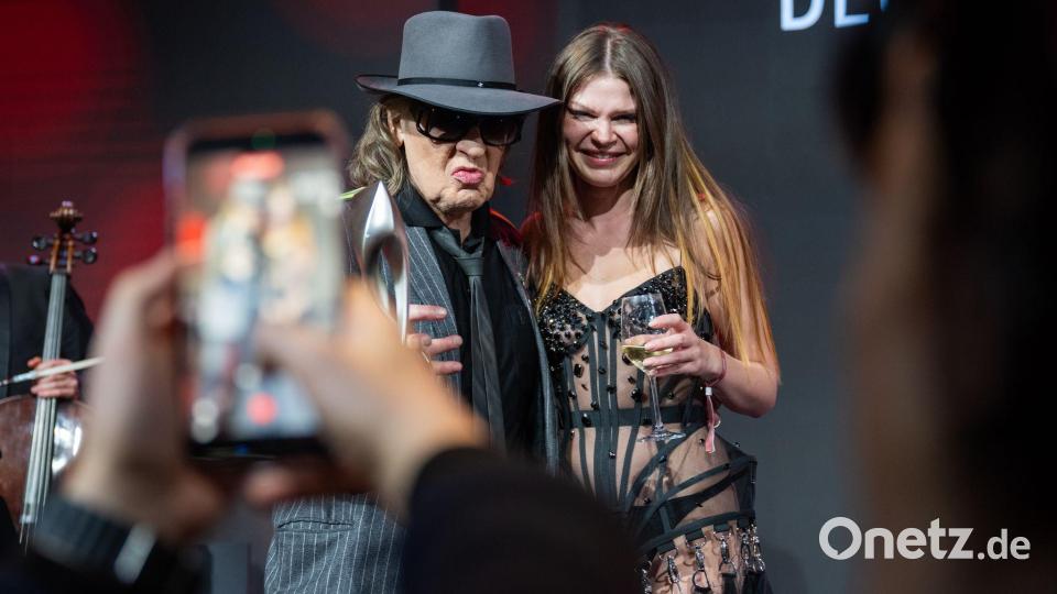 Udo Lindenberg und Ikkimel stehen bei der Verleihung des Deutschen Musikautor*innenpreises zusammen. Bild: Christophe Gateau/dpa