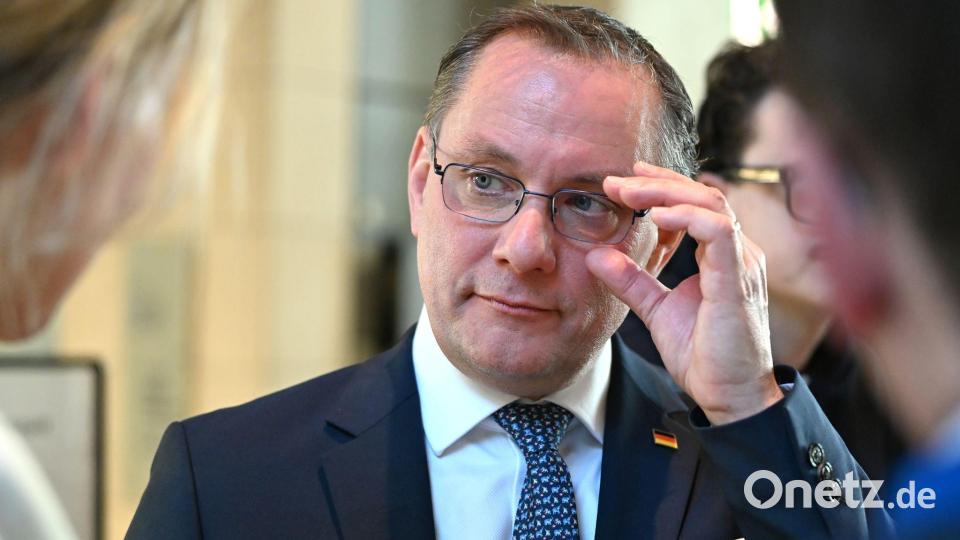 AfD-Chef Tino Chrupalla sieht einem möglichen Verbotsverfahren gegen seine Partei durch die Kölner Gerichtsentscheidung einen Riegel vorgeschoben. (Archivbild) Bild: Elisa Schu/dpa