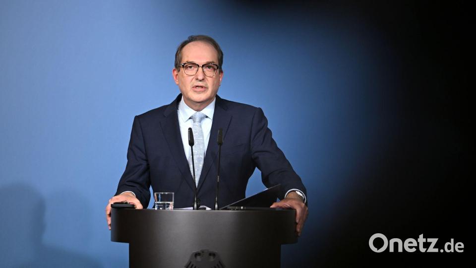 Bundesinnenminister Alexander Dobrindt (CSU) hält nichts von einem AfD-Verbotsverfahren, lässt die Partei aber weiterhin durch den Inlandsgeheimdienst beobachten. Bild: Elisa Schu/dpa