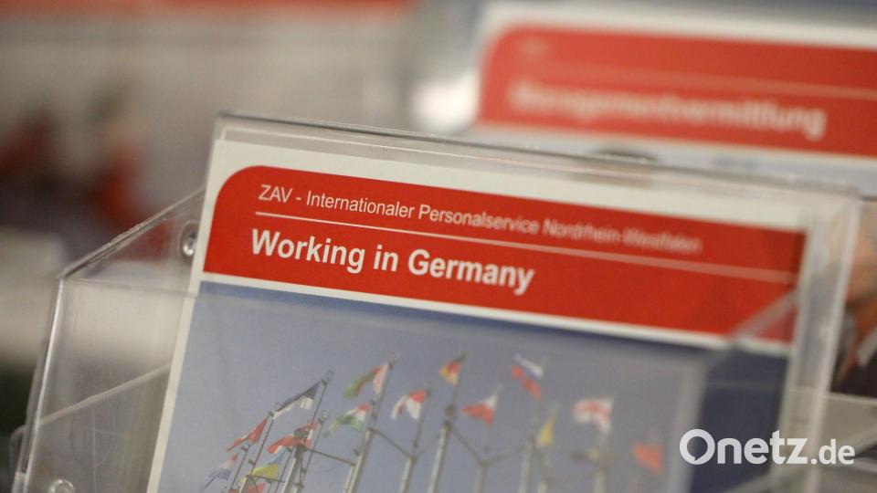 Der deutsche Arbeitsmarkt wird zu einem größer werdenden Anteil von Menschen getragen, die keinen deutschen Pass haben. (Symbolbild) Bild: Oliver Berg/dpa