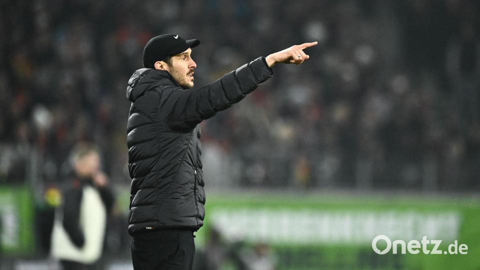 Julian Schuster möchte seine Freiburger gegen Genk ins Viertelfinale dirigieren. (Archivbild) Bild: Silas Stein/dpa