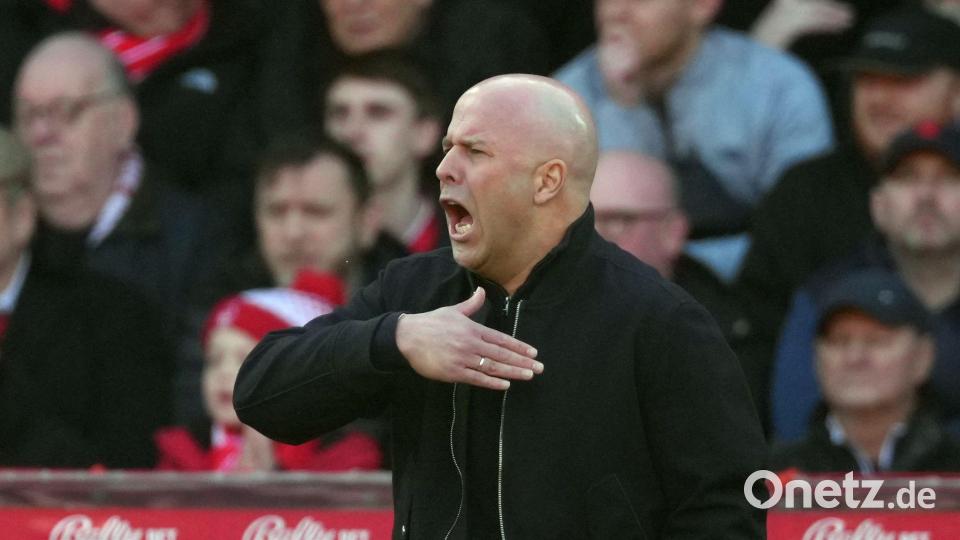 Liverpools Trainer Arne Slot muss weiter auf Florian Wirtz verzichten. (Archivbild) Bild: Dave Shopland/AP/dpa