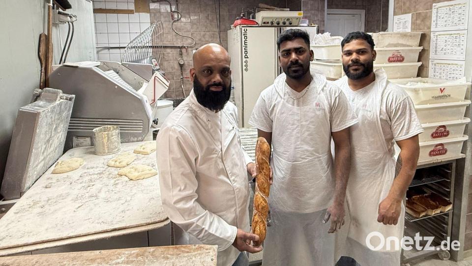 Das Team der Sieger-Bäckerei beim Pariser Baguette-Wettbewerb ist mächtig stolz. Bild: Michael Evers/dpa