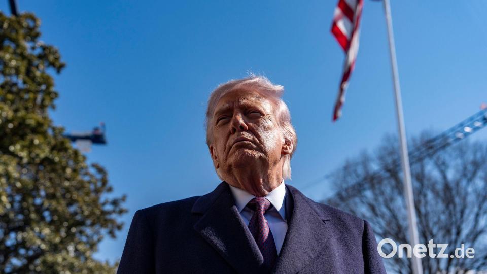 Äußert sein Bedauern über die Befragung von Ex-Präsident Clinton - der aktuelle Präsident Trump. Bild: Alex Brandon/AP/dpa