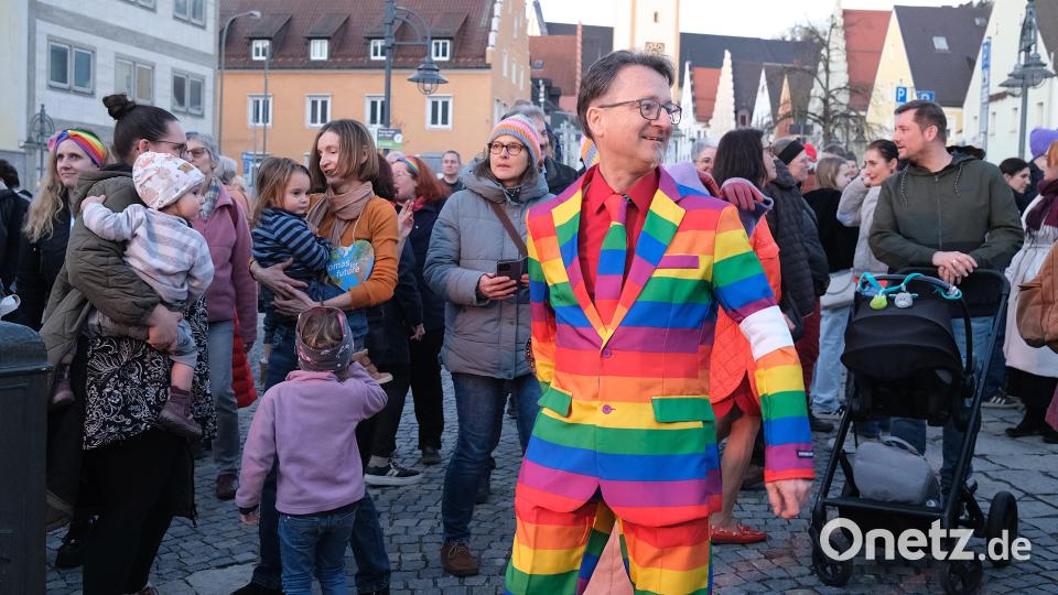 Mütter mit Kindern, Omas mit Enkeln und Väter mit Kinderwagen tanzen für Toleranz und Vielfalt. Mittendrin Bündnissprecher Martin Schmid in buntem Outfit. Bild: Hirsch