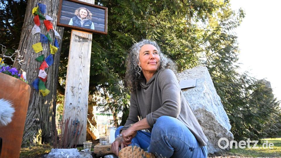 Laura Dahlmeiers Mutter hat mit Angehörigen den Gedenkort im Park gestaltet. Bild: Felix Hörhager/dpa