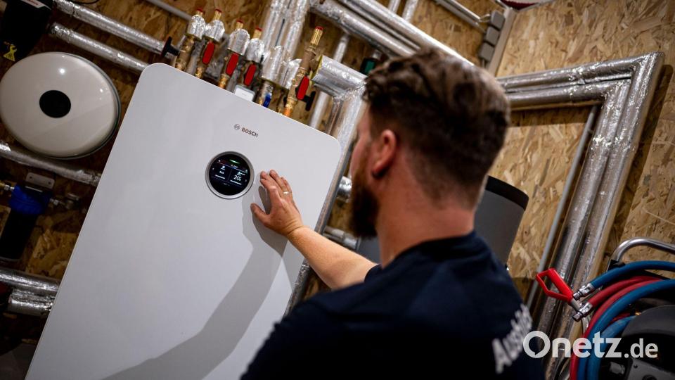 Häufig werden sich Eigentümer für eine Wärmepumpe entscheiden, glaubt Wirtschaftsministerin Reiche. (Illustration) Bild: Fabian Sommer/dpa/dpa-tmn