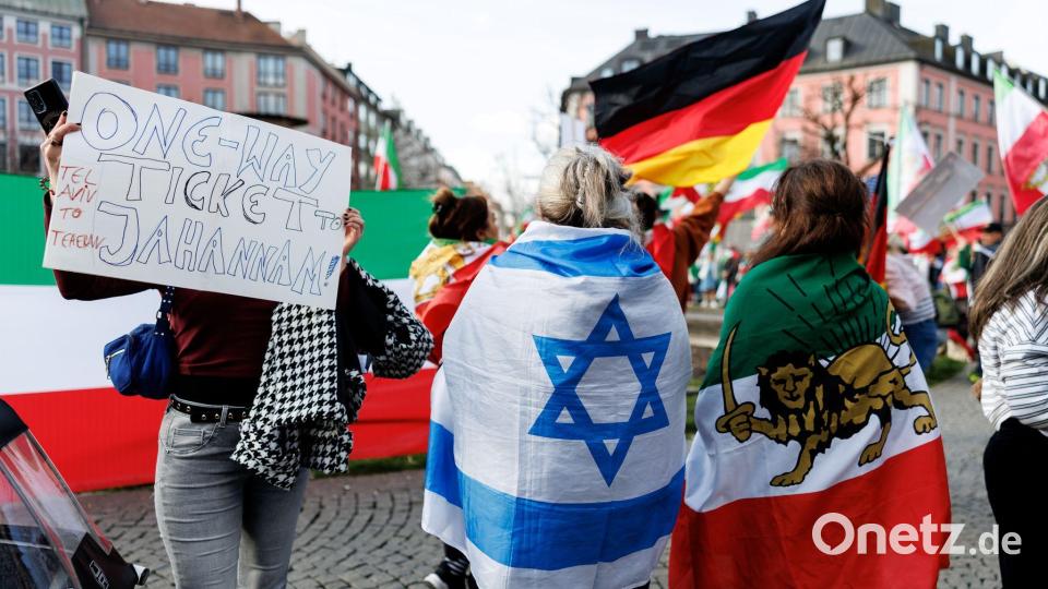 Nach Angaben der Polizei zog der Demonstrationszug an zwei weiteren Versammlungen vorbei, sodass sich die Zahl der Demonstrierenden verdoppelte. Bild: Matthias Balk/dpa