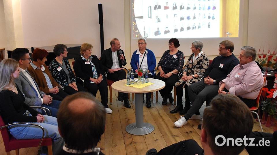 Thomas Bärtlein (6. von rechts) moderierte die Feier. Er interviewte auch einige der ehrenamtlich Tätigen, die von der ersten Stunde an oder später zu "Leben plus" kamen, um aktiv Seniorenarbeit zu leisten. Bild: ubb