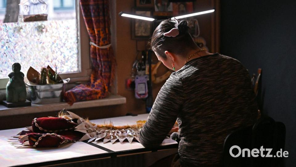 Zwischen sechs und sieben Monaten sitzt Toni an ihren Kostümen. Bild: Jennifer Brückner/dpa