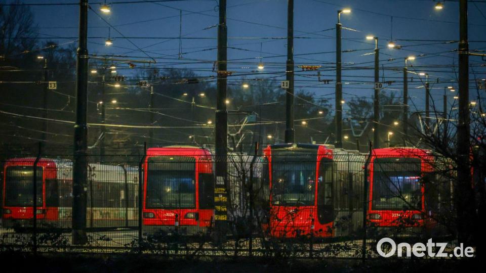 Stehen statt fahren - Straßenbahnen am Samstagmorgen in einem Depot in Bremen. Bild: Focke Strangmann/dpa