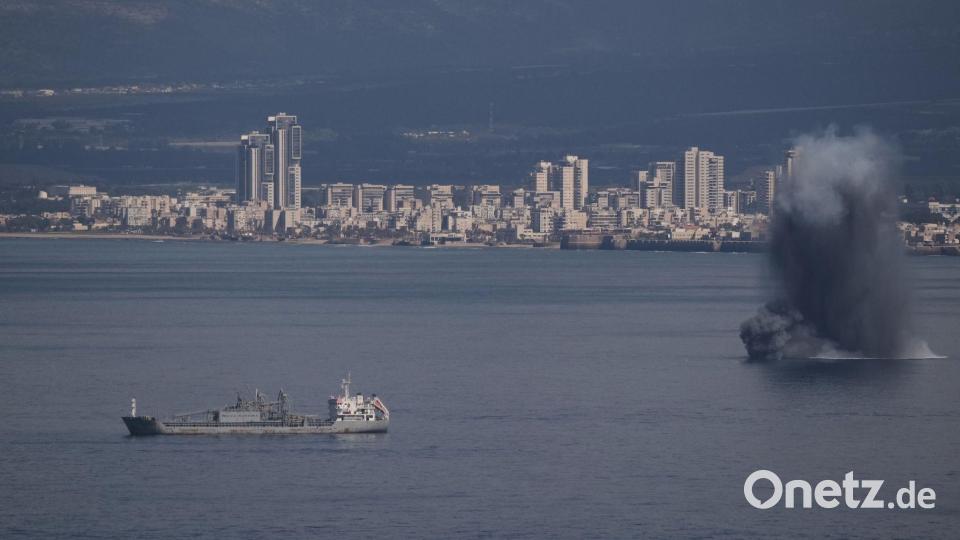 Blick auf die Bucht von Haifa, wo ein Geschoss explodiert. Bild: Leo Correa/AP/dpa