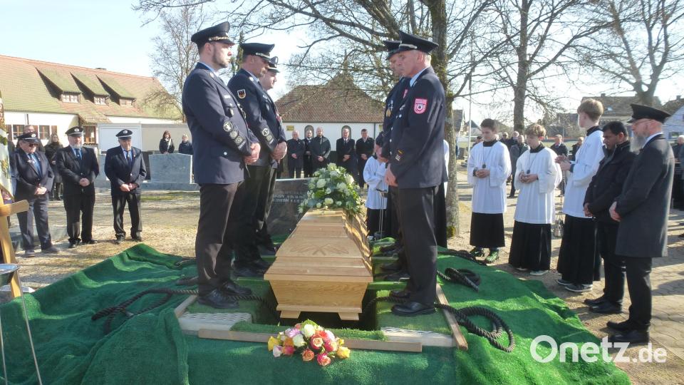 In großer Zahl versammeln sich am Samstag Gläubige, Weggefährten und Vertreter des öffentlichen Lebens in Weiherhammer, um von Altbürgermeister Georg Härning Abschied zu nehmen. Bild: Siegfried Bock