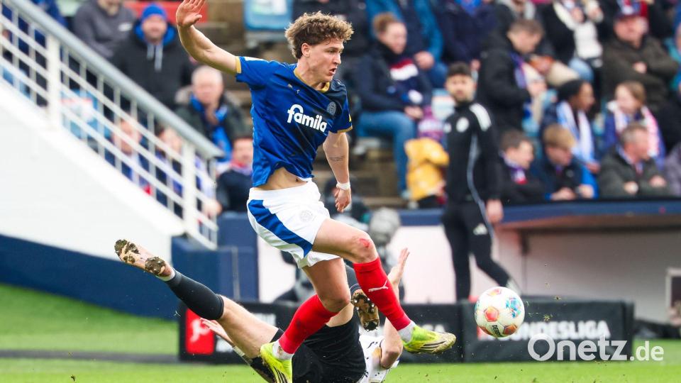 Kiels Phil Harres (l) und Elversbergs Maximilian Rohr kämpfen um den Ball. Bild: Frank Molter/dpa